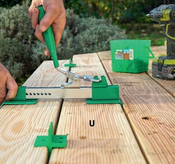 Isoleret anneks: Brædder til terrasse i isoleret anneks trækkes på plads Isoleret anneks: Brædder til terrasse i isoleret anneks trækkes på plads med speciel tang